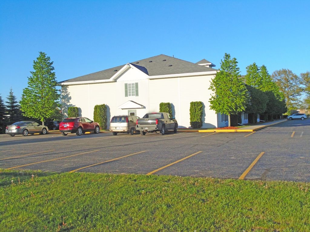 American Inn And Suites Houghton Lake Exterior photo