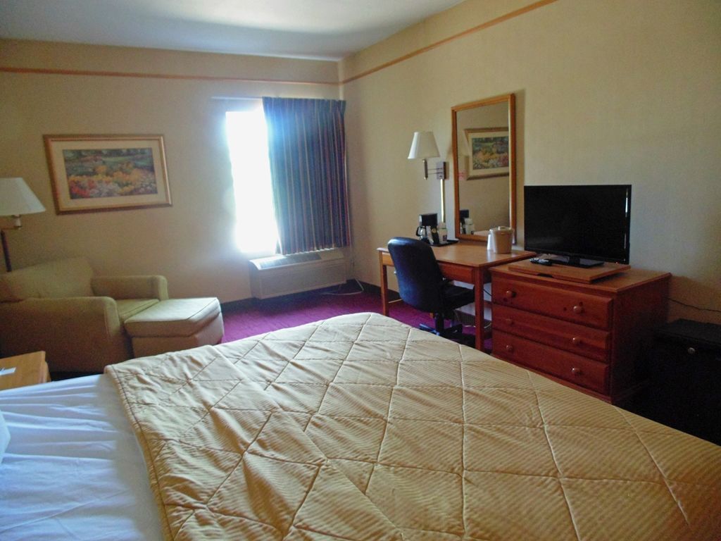 American Inn And Suites Houghton Lake Room photo