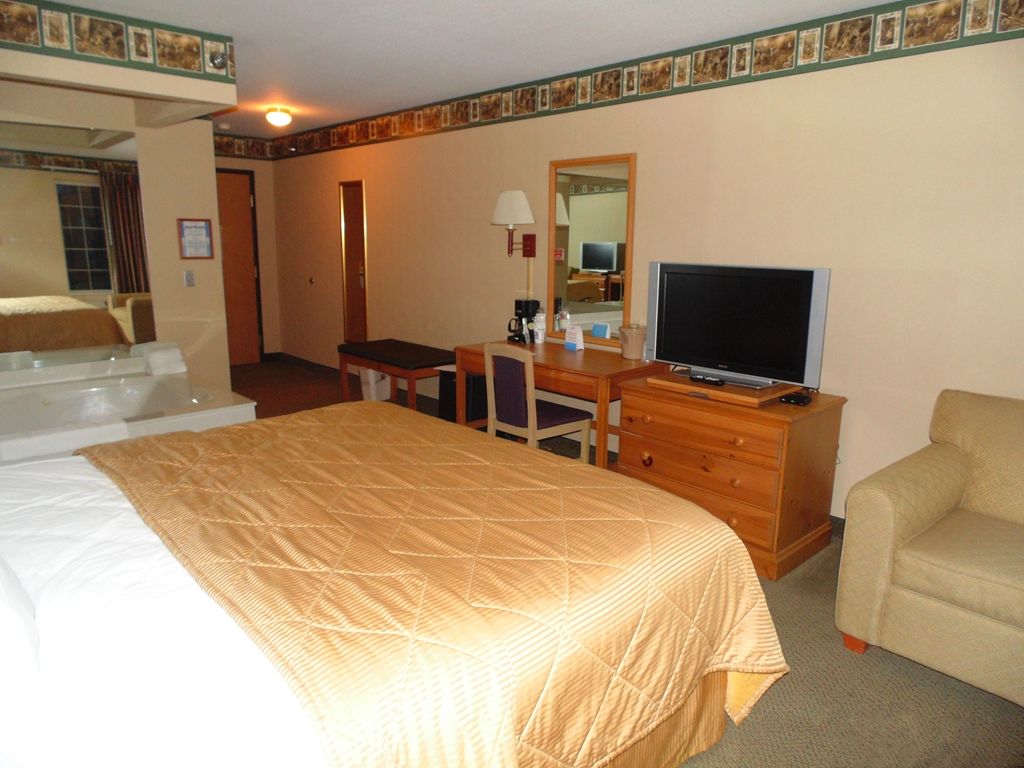 American Inn And Suites Houghton Lake Room photo